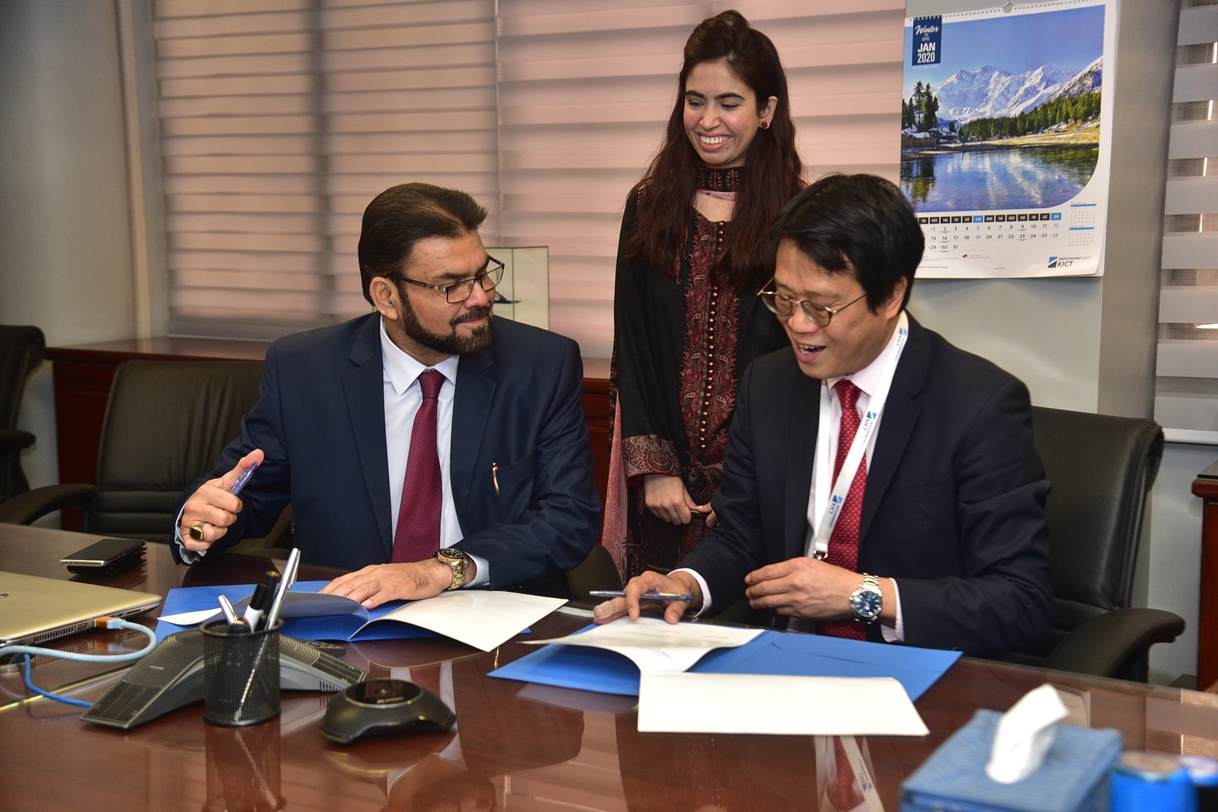 Director's PPCT Capt. Syed Aziz ul Haque & CEO KICT Mr Raymond Ngai Man Chan are Signing MOU at KICT Karachi