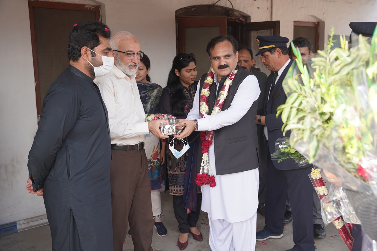 PPCT’s Railway Consultant (Mr. Maqsood un Nabi) are presenting flower bouquet to DS Lahore (Mr. Nasir Khalili) in event of Container Premium Train Service