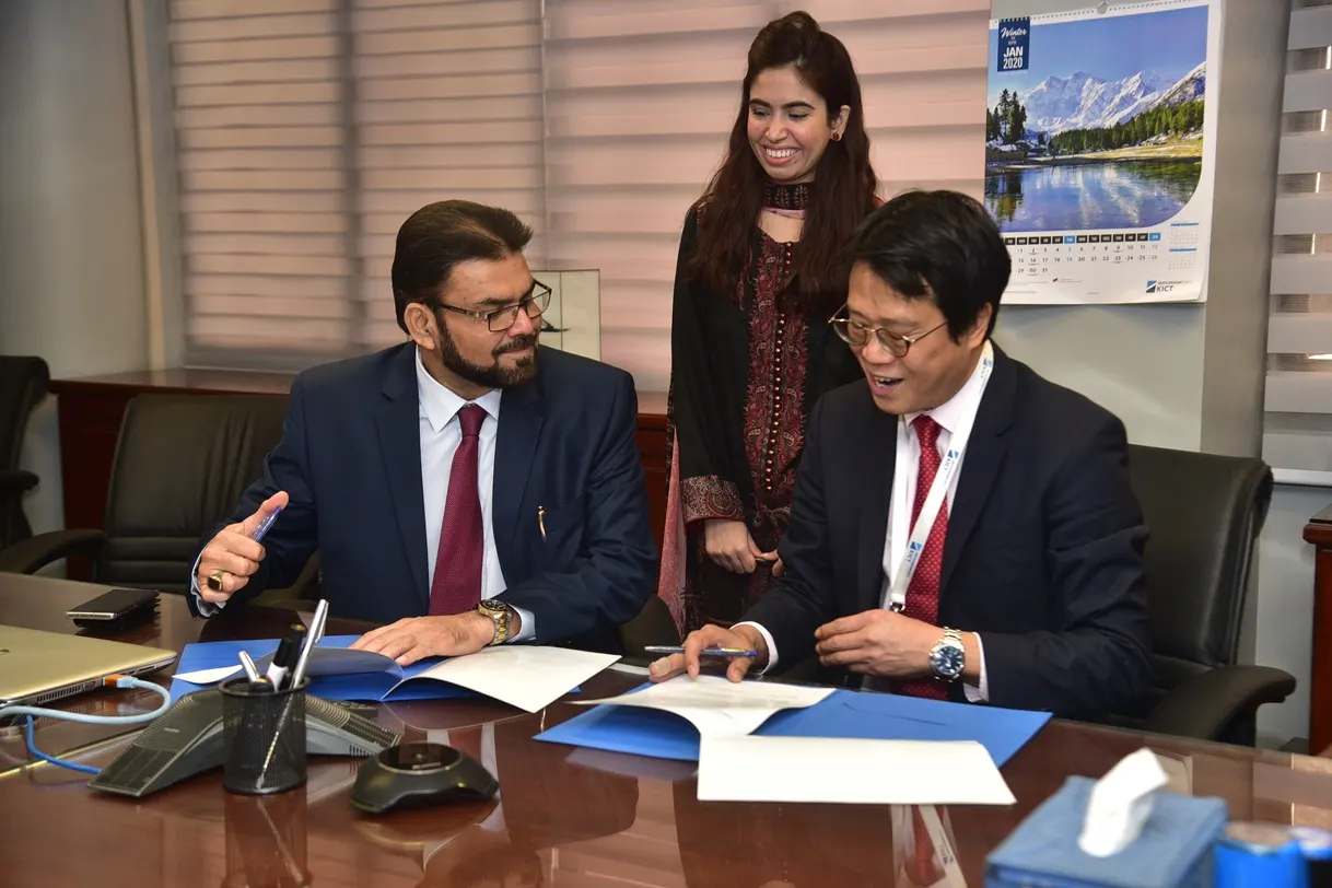 Director's PPCT Capt. Syed Aziz ul Haque & CEO KICT Mr Raymond Ngai Man Chan are Signing MOU at KICT Karachi