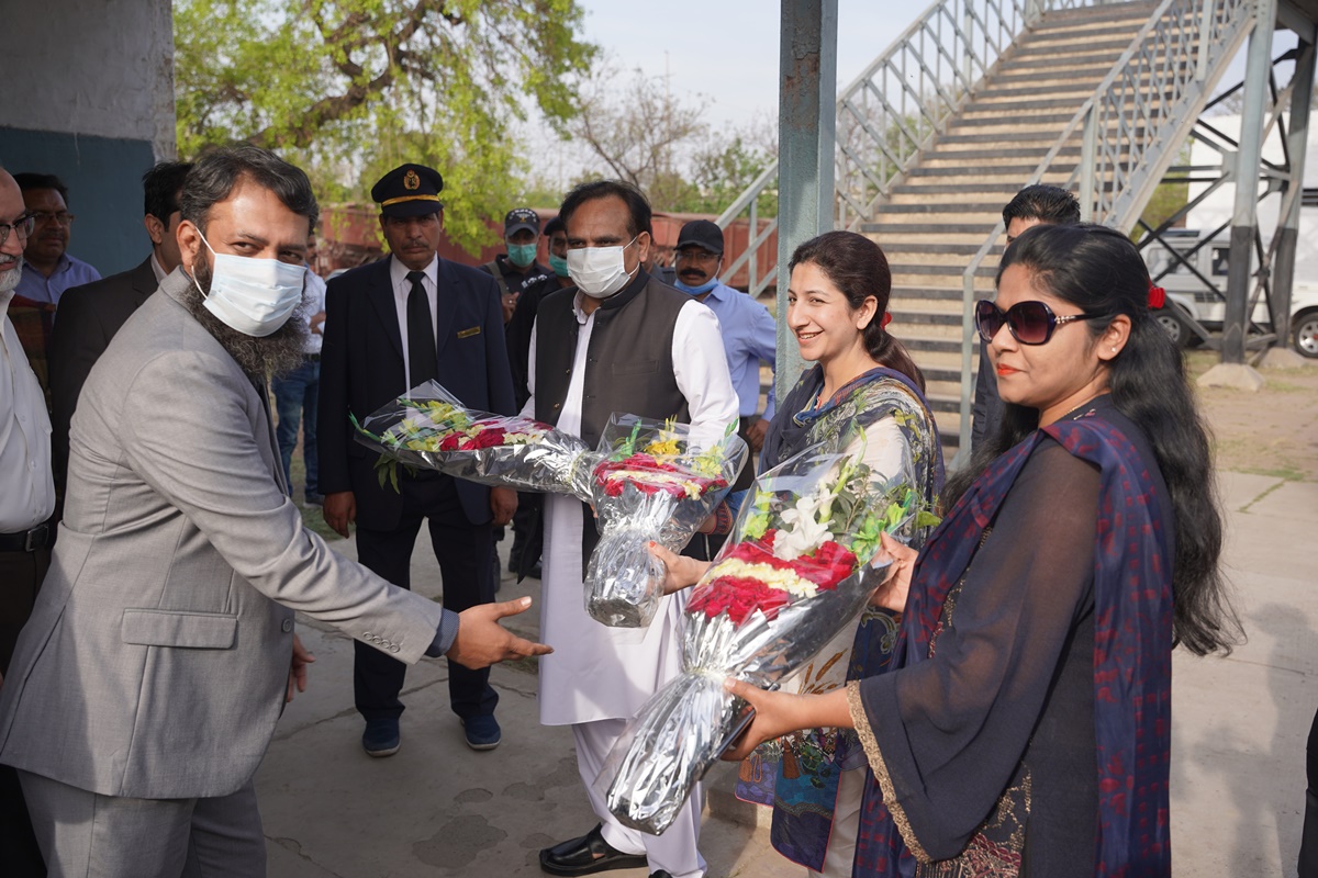PPCT’s AGM (Mr. Ahmer Jabbar) are presenting flower bouquet to DTO Lahore Ms. Bushra Rehman & CTO Lahore Ms. Shereen in event of Container Premium Train Service